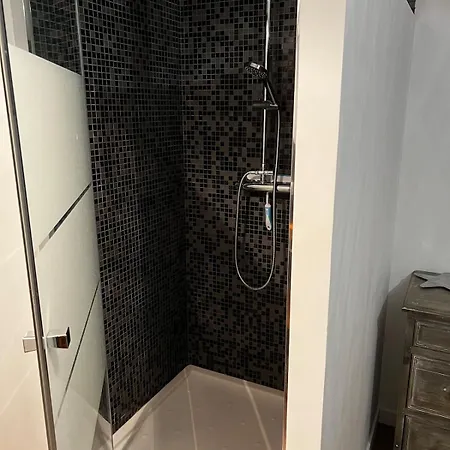 Apartment With Garden, Beaches Within Walking Distance *